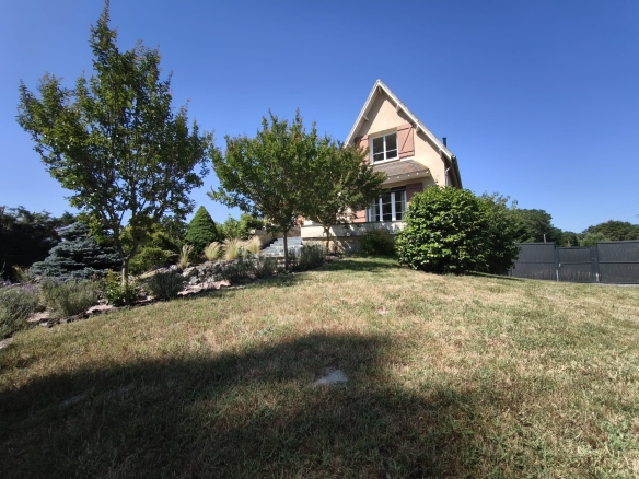 Immobilier Romorantin-Lanthenay – Maison familiale avec piscine, étang et dépendance