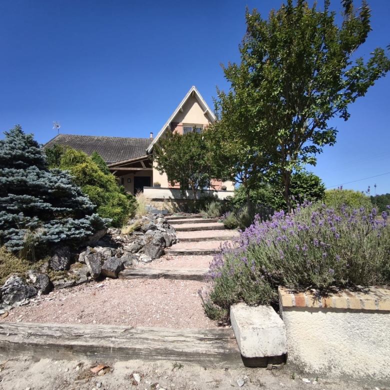 Immobilier Romorantin-Lanthenay – Maison familiale avec piscine, étang et dépendance
