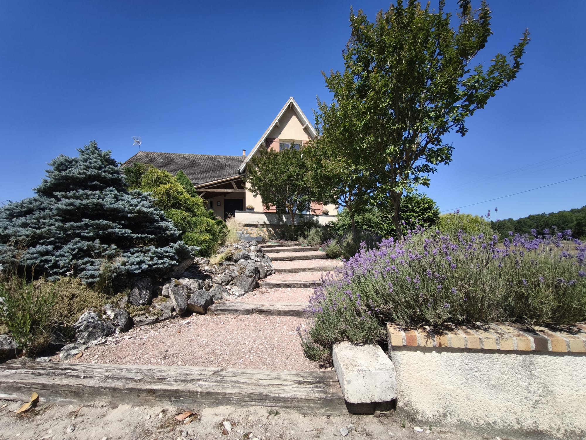 Immobilier Romorantin-Lanthenay – Maison familiale avec piscine, étang et dépendance