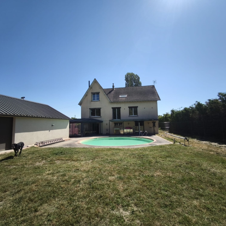 Immobilier Romorantin-Lanthenay – Maison familiale avec piscine, étang et dépendance