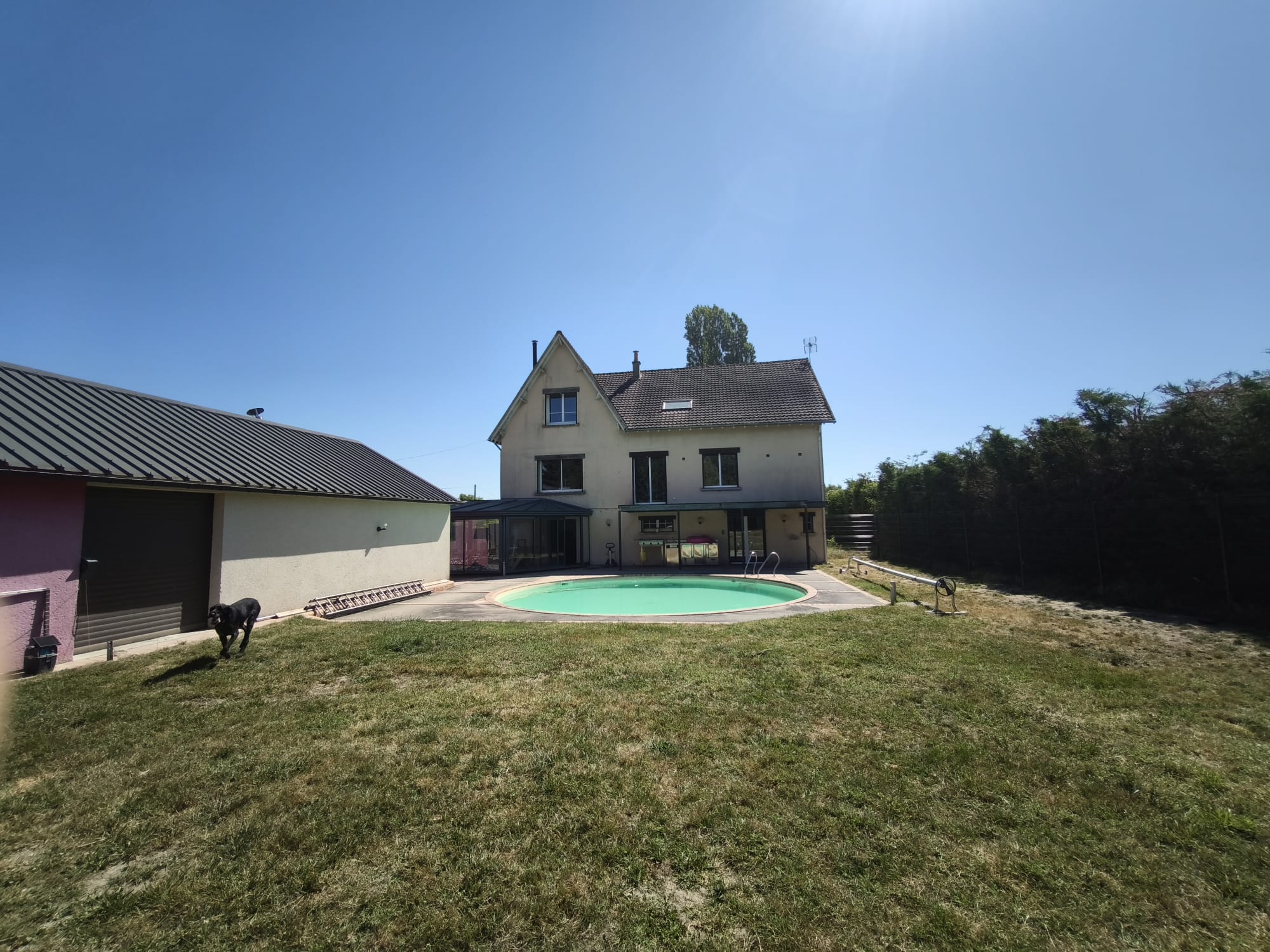 Immobilier Romorantin-Lanthenay – Maison familiale avec piscine, étang et dépendance